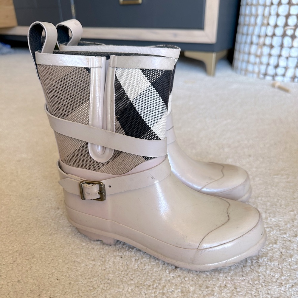 Burberry rainboots for girl